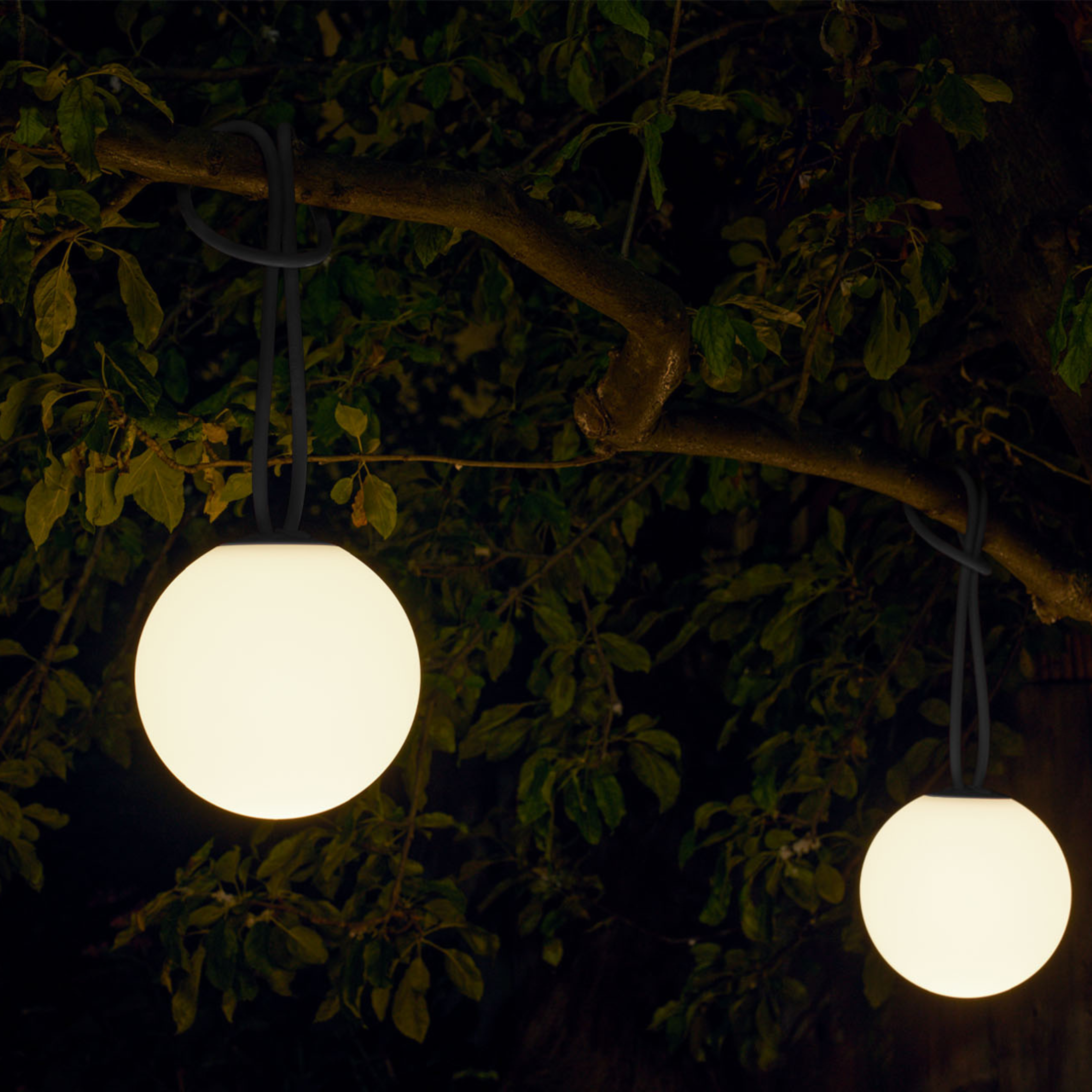 Set di 2 lampade led sospese a batteria "Bolleke" in HDPE con gancio in gomma cm 20x20