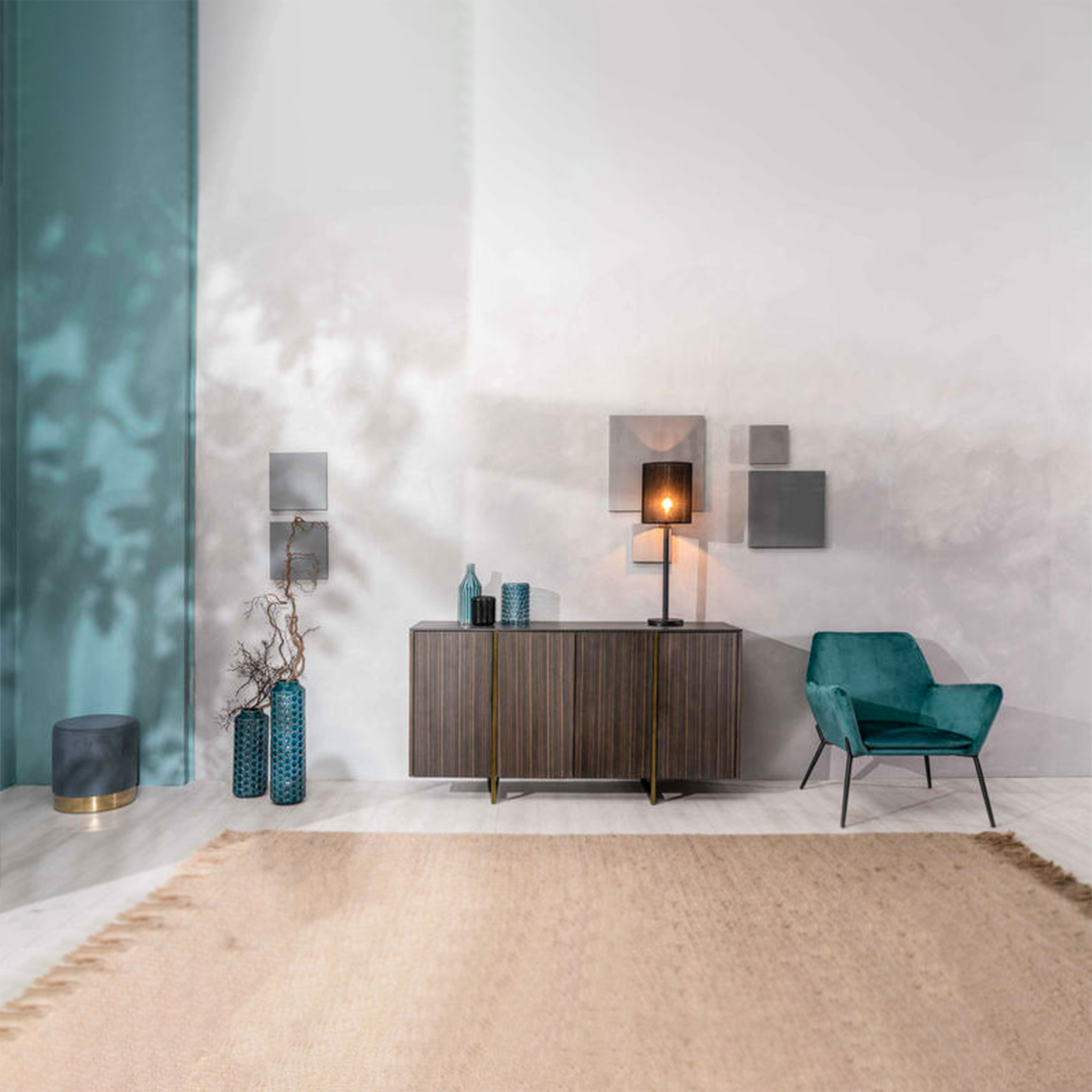 Poltrona imbottita "Gaia" moderna in velluto con gambe in metallo cm 70x72 79h