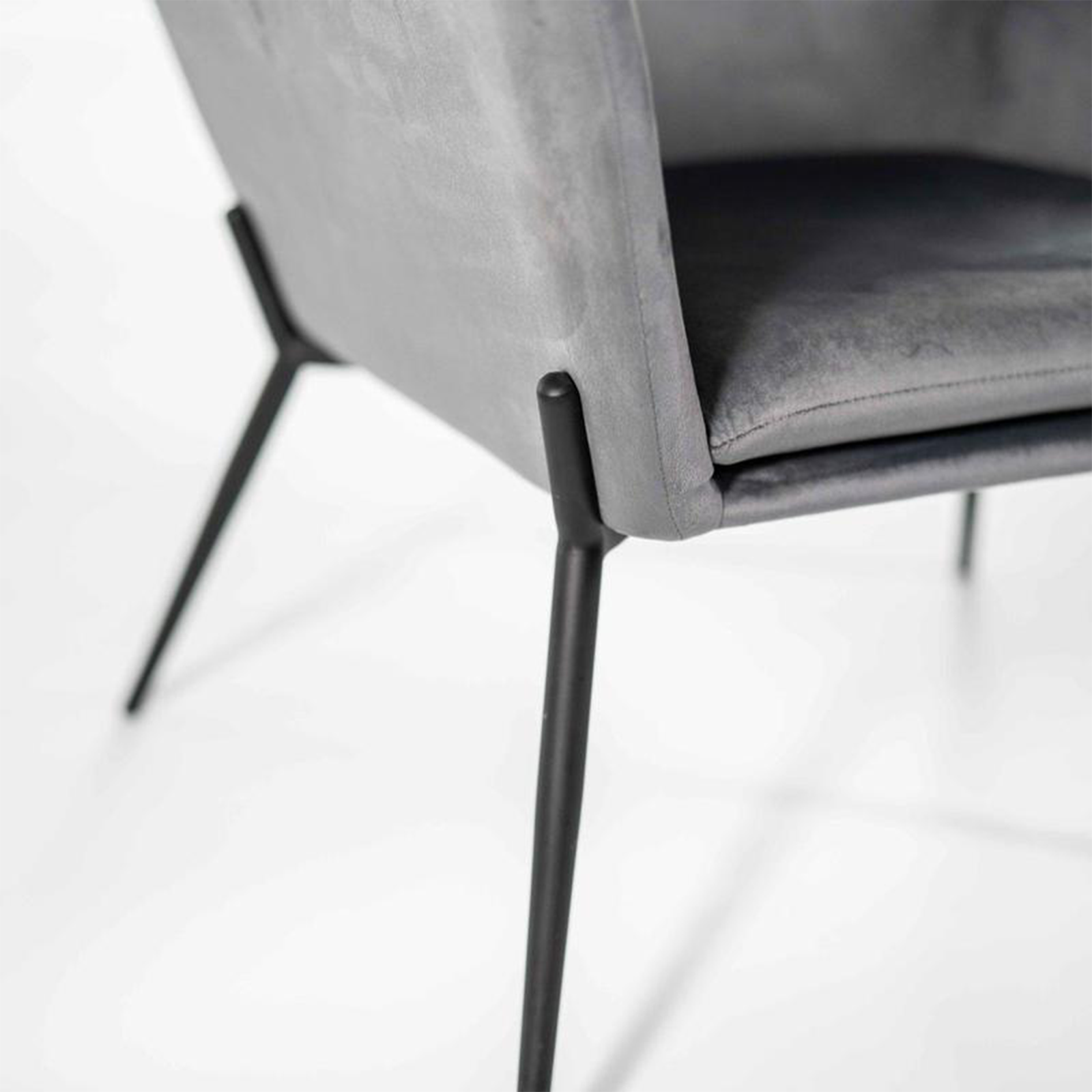 Poltrona imbottita "Gaia" moderna in velluto con gambe in metallo cm 70x72 79h