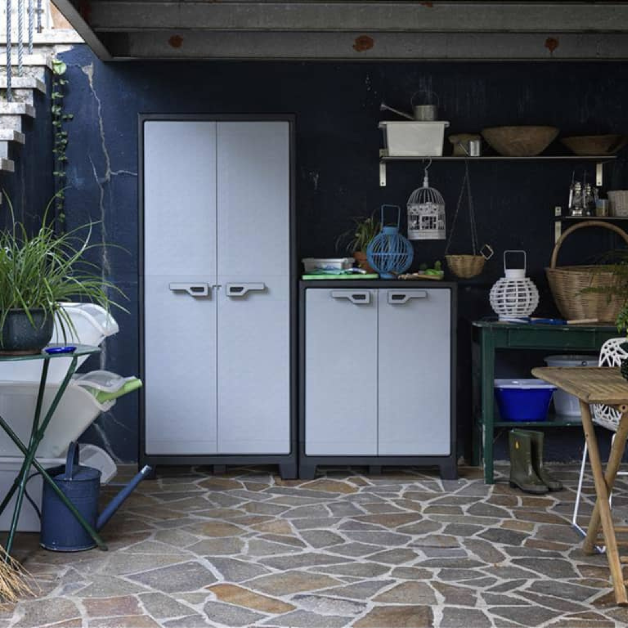 Armadio XL in resina da giardino "Hitan" con ripiani interni e piedini rialzati