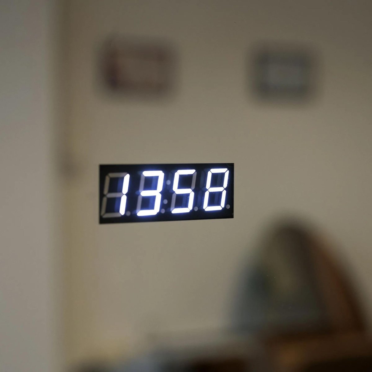 Specchio a led "Zamas" con lente ingranditore e orologio digitale touch - MondoViro