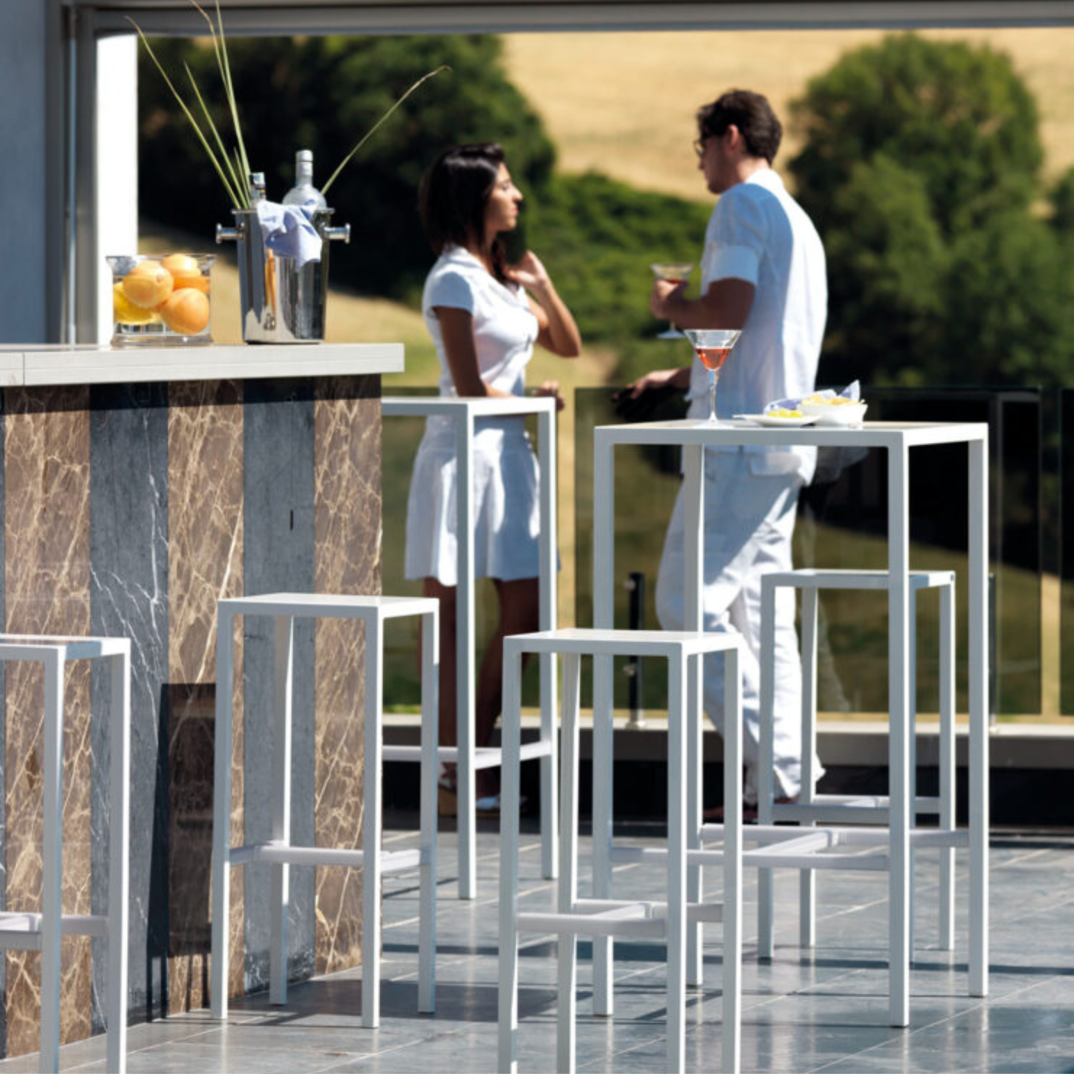 Tavolo alto in metallo verniciato "Seaside" da bar e giardino moderno h 110 cm