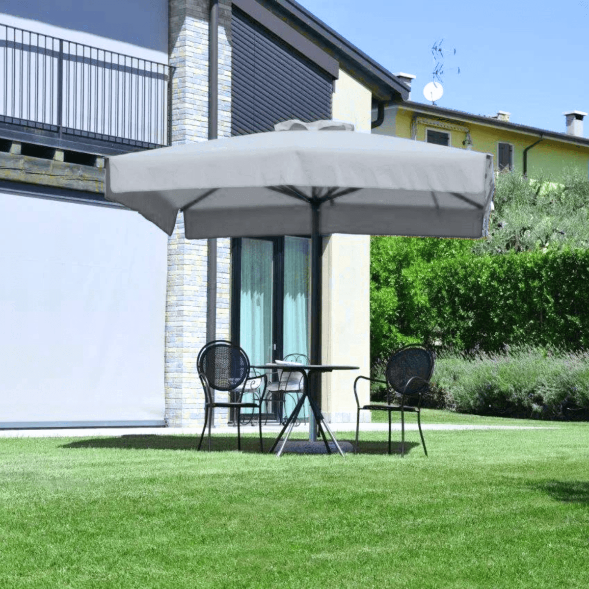 Ombrellone moderno "Corallo Glamour" con palo centrale effetto rovere - MondoViro