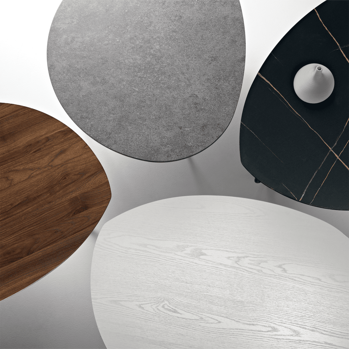 Tavolino da caffè "Bent" con piano sagomato e struttura in metallo cm 97x77 35h - MondoViro