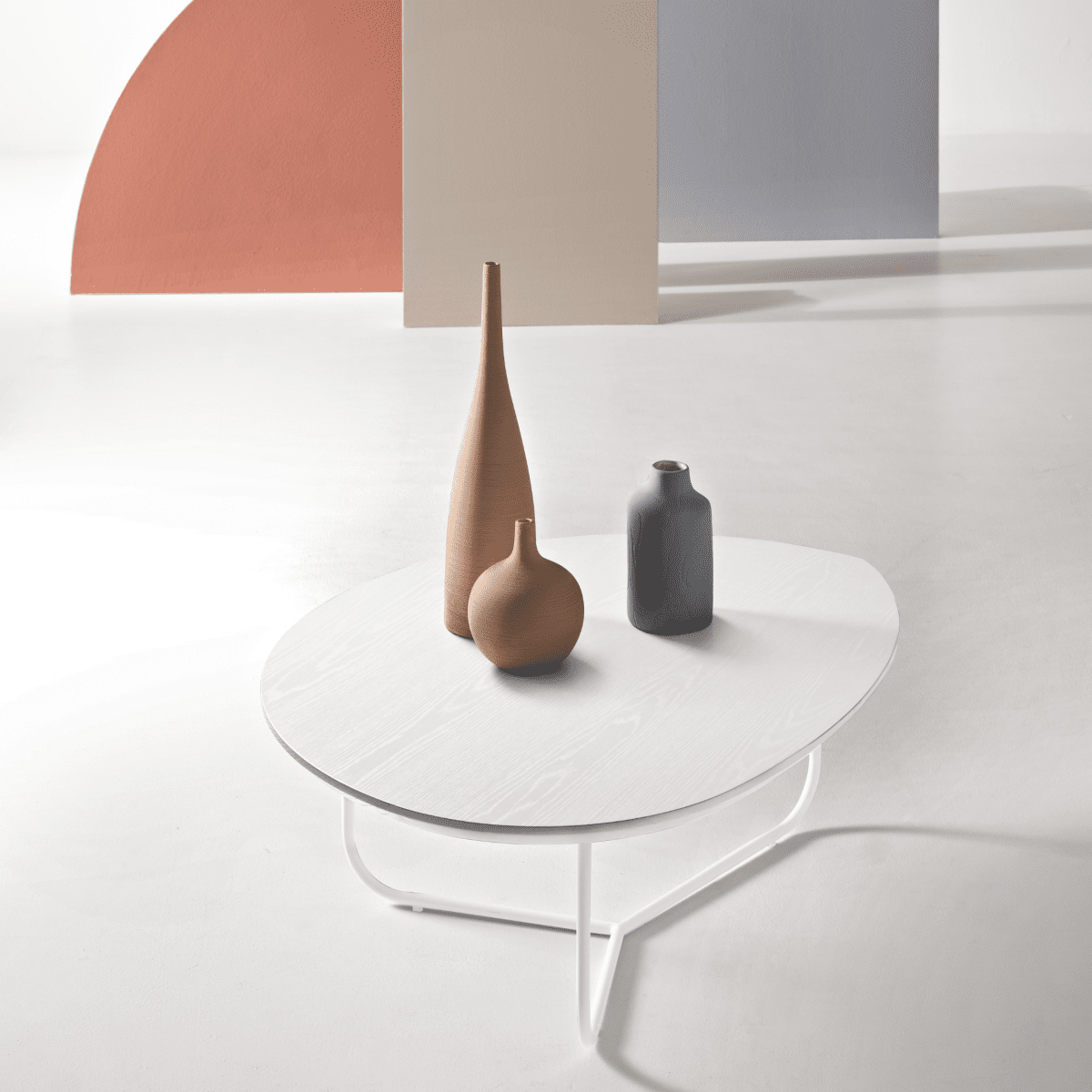 Tavolino da caffè "Bent" con piano sagomato e struttura in metallo cm 97x77 35h - MondoViro