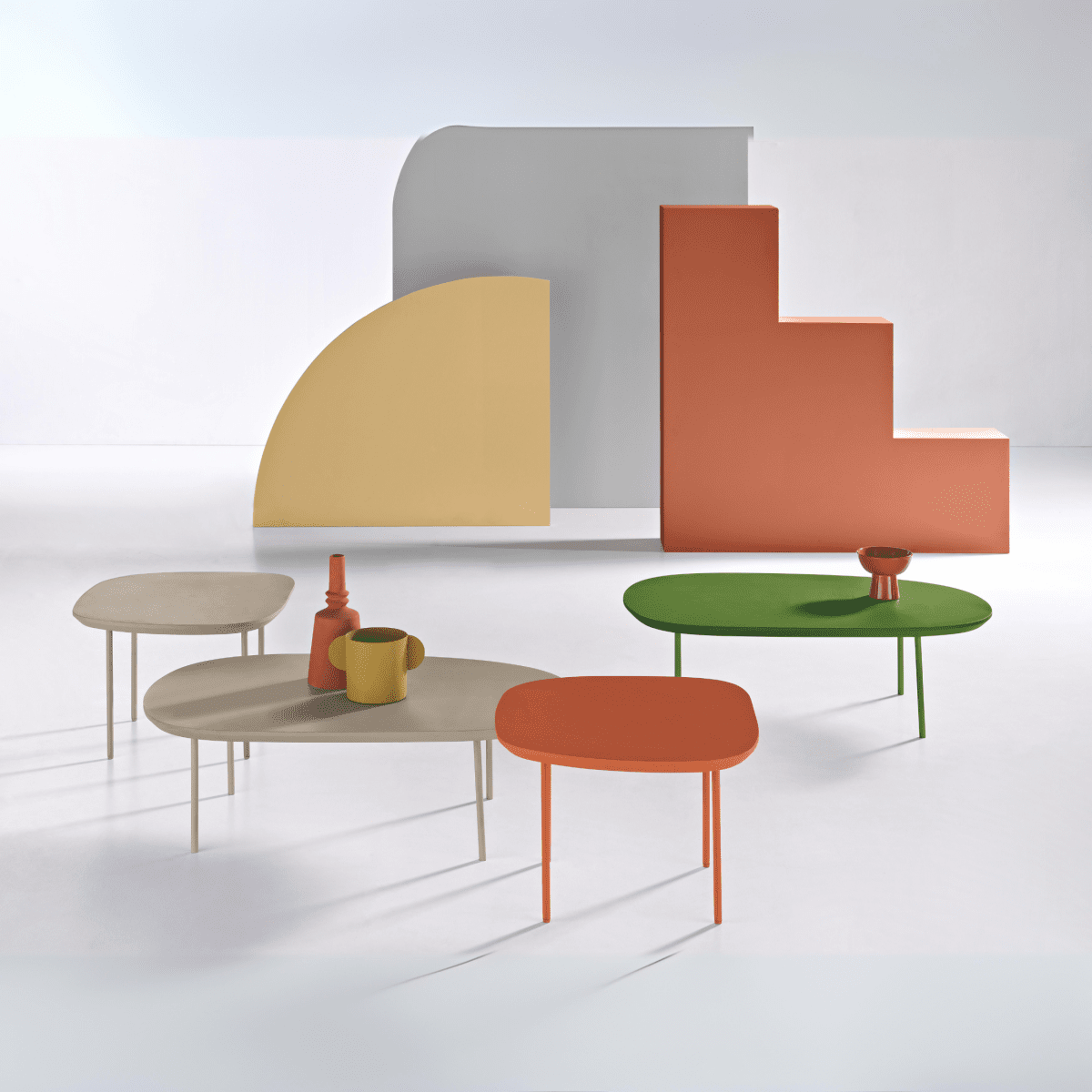 Tavolino moderno "Flex" con piano sagomato e gambe in metallo - MondoViro