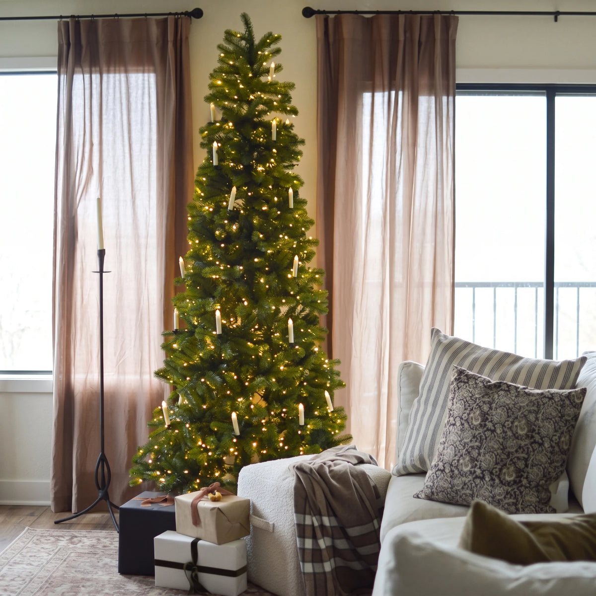 Albero di Natale slim "Theon" con Led 100 % PE Effetto Real Touch di Altissima Qualità