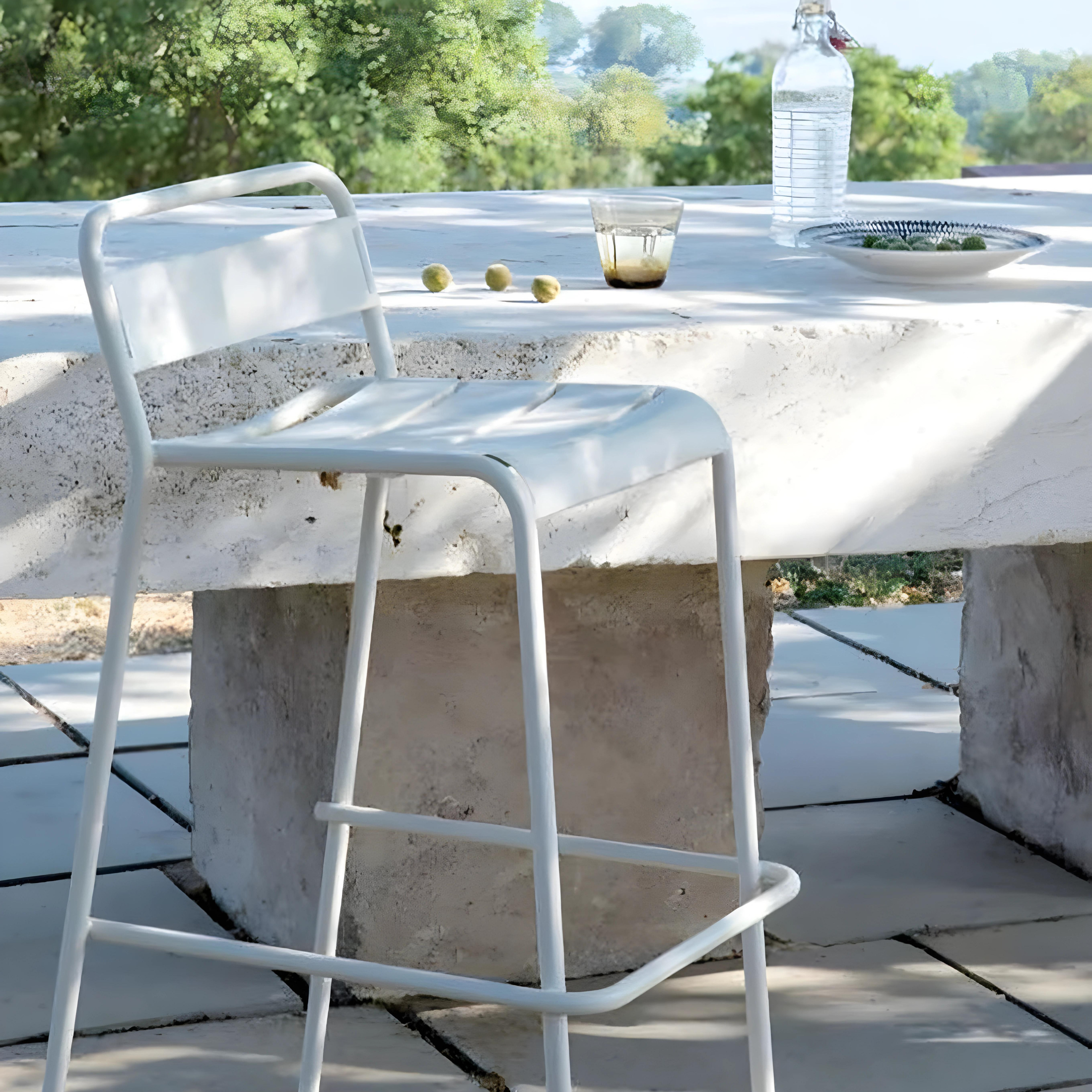 Sgabello alto in metallo verniciato "Twist" impilabile da giardino cm 45x47 95h