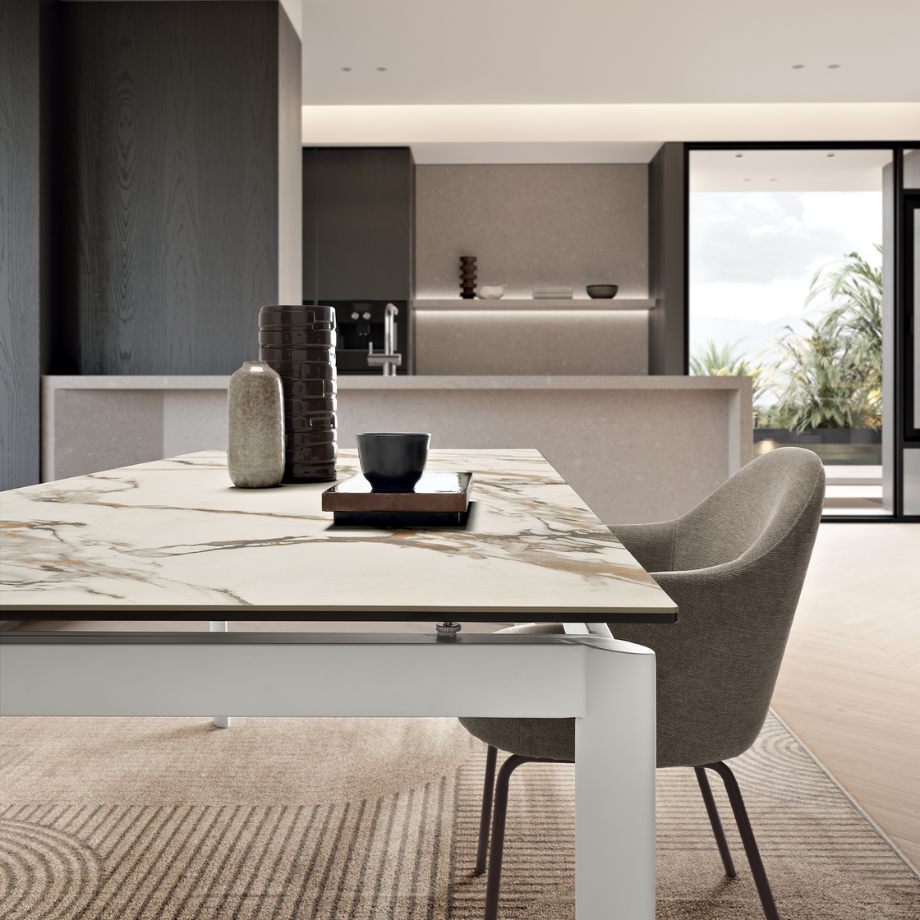 Tavolo allungabile "Strato" con piano in grès porcellanato effetto marmo