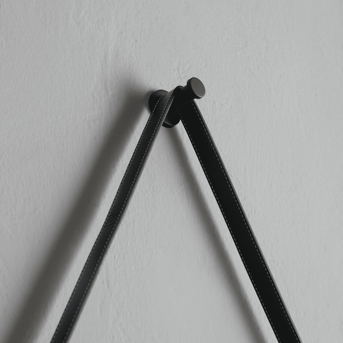 Mobile bagno sospeso grigio "Monaco" 80 cm con lavabo da appoggio nero opaco ovale e specchio tondo a led - MondoViro