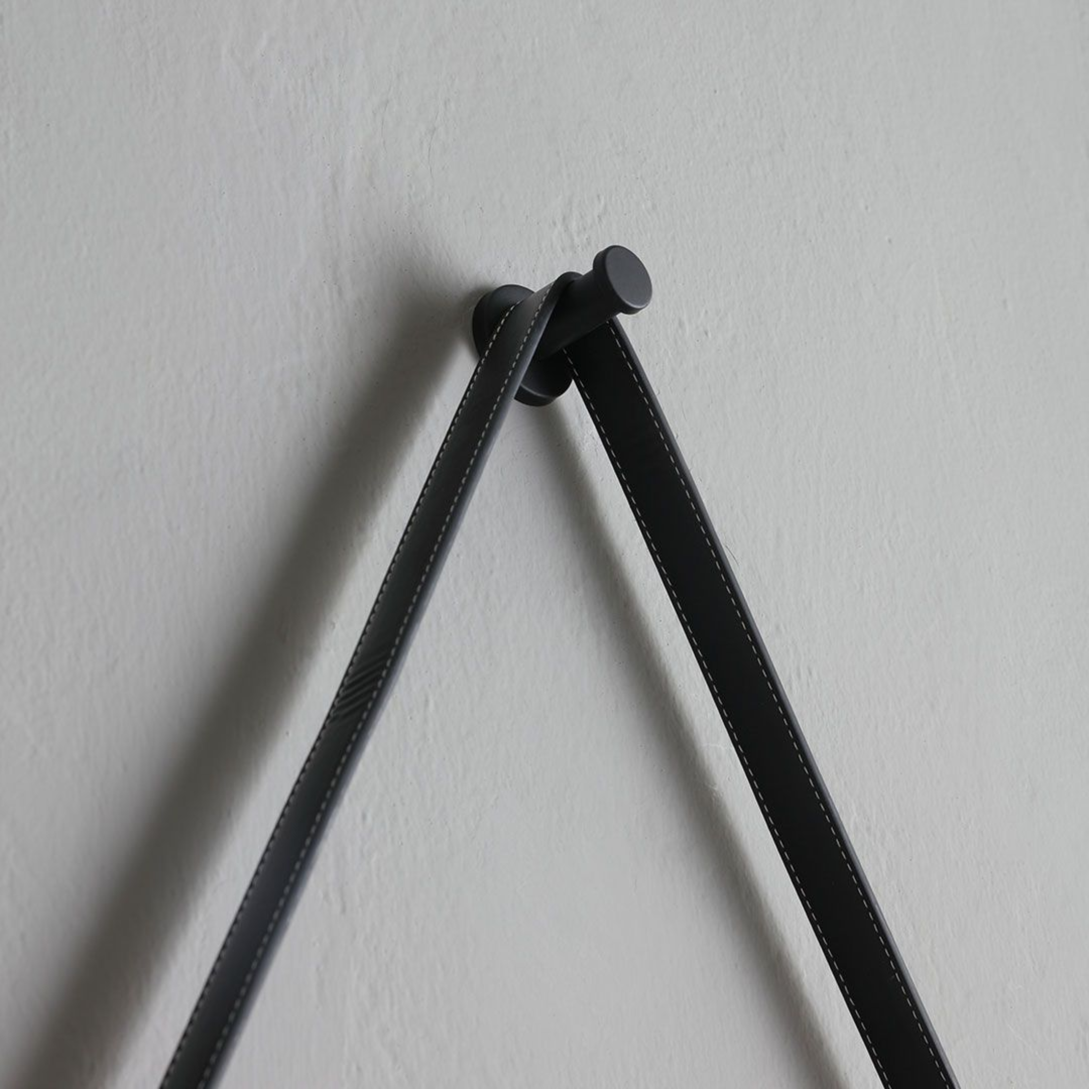 Mobile bagno sospeso grigio "Monaco" 80 cm con lavabo da appoggio nero opaco ovale e specchio tondo a led