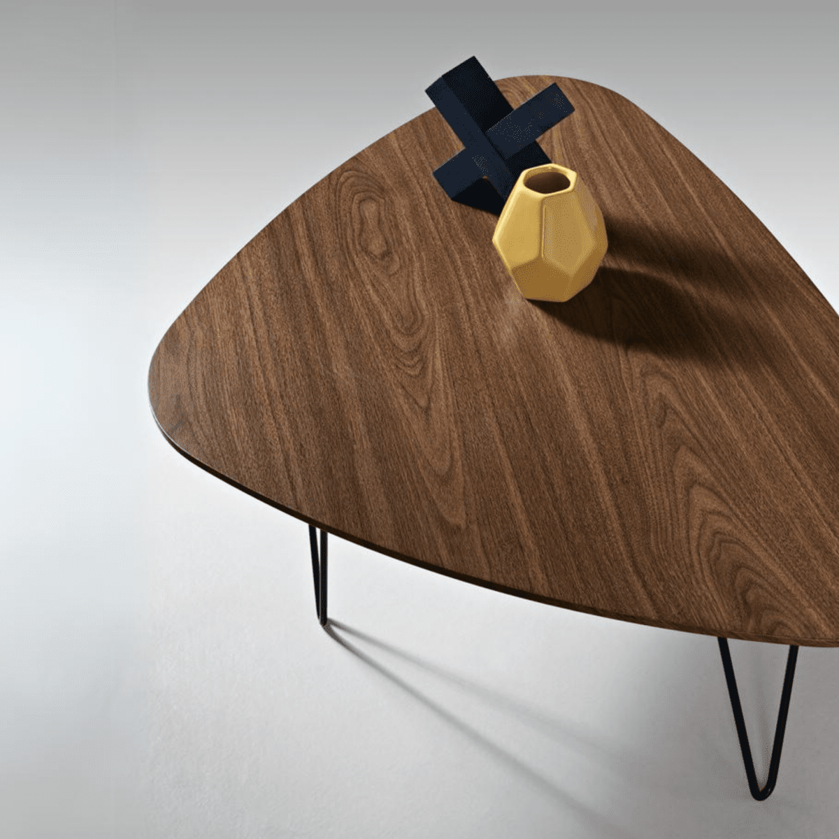 Tavolino da soggiorno "Nicos" con piano sagomato e gambe in metallo verniciato cm 70x100 38h - MondoViro