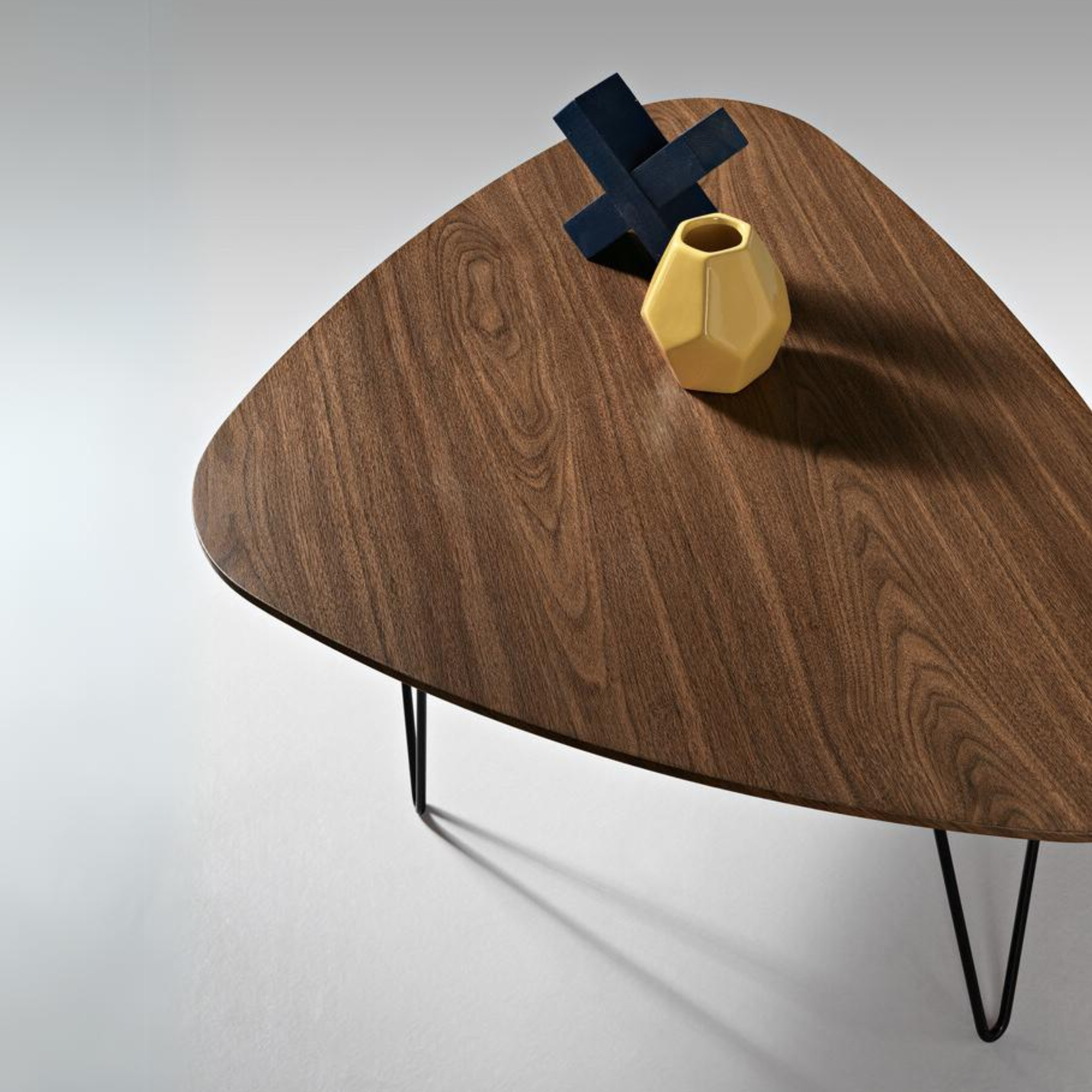 Tavolino da soggiorno "Nicos" con piano sagomato e gambe in metallo verniciato cm 70x100 38h