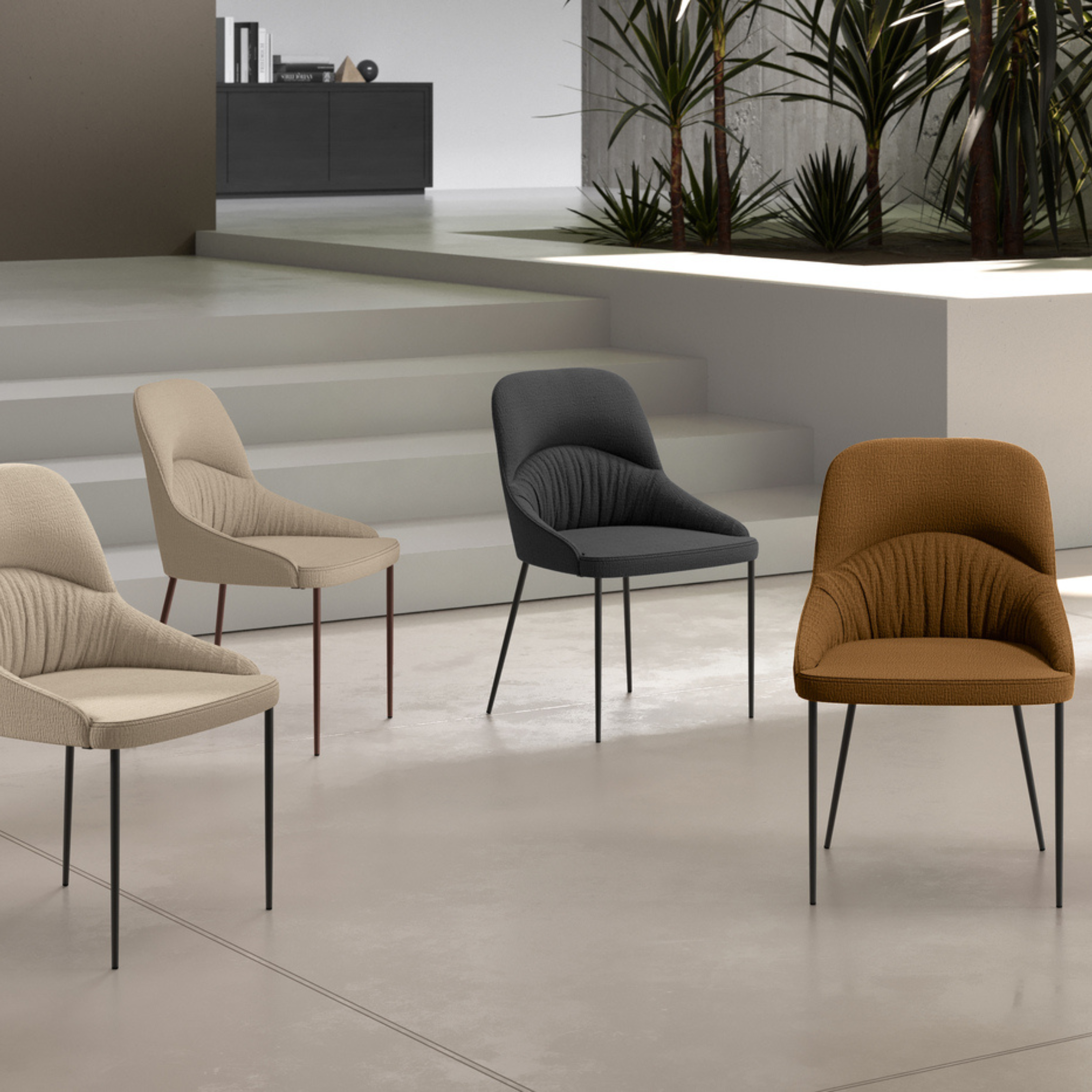 Set di 4 sedie imbottite in tessuto "Cover" con struttura in metallo verniciato