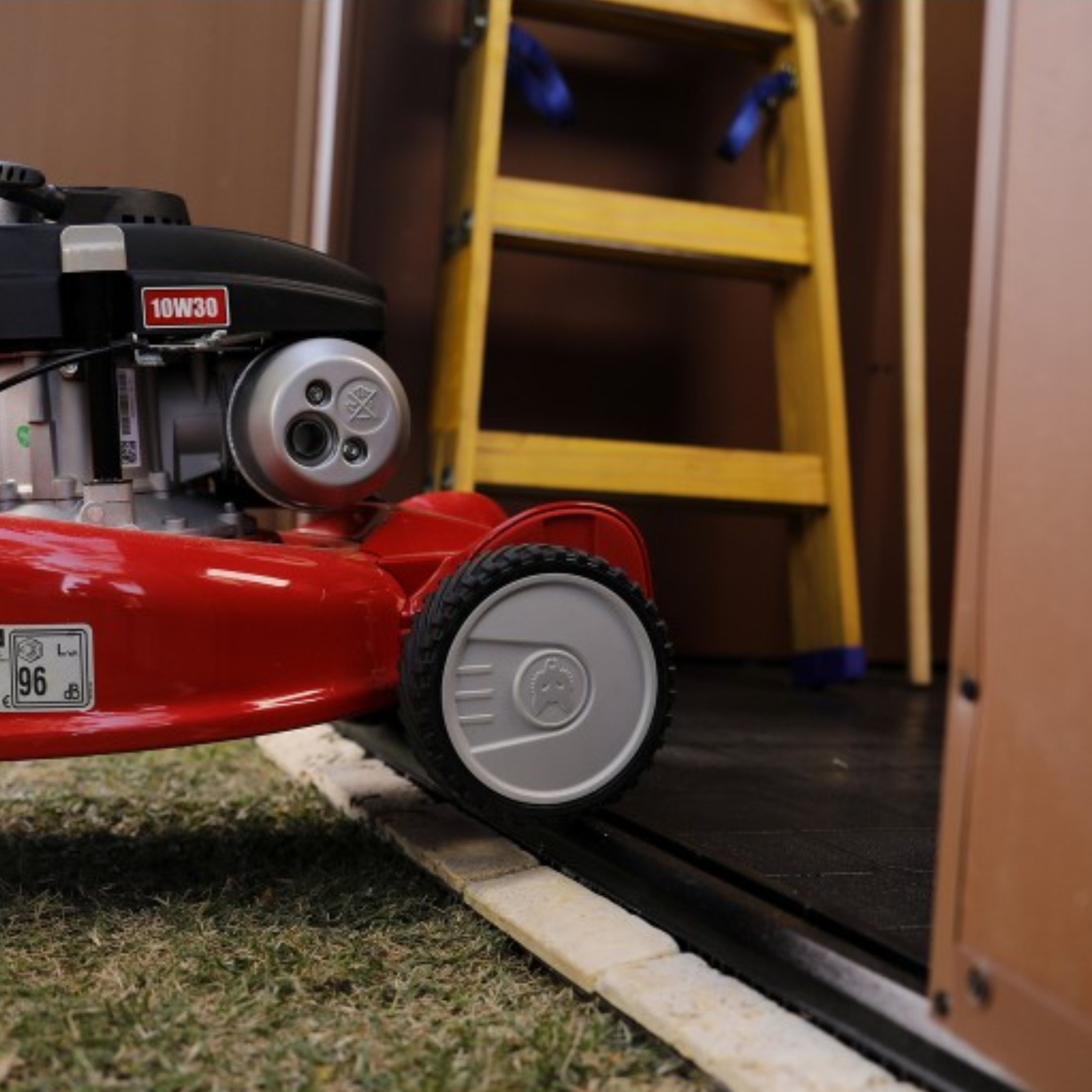 Casetta in resina da giardino "Loto" a 2 porte marrone effetto legno con 2 finestre