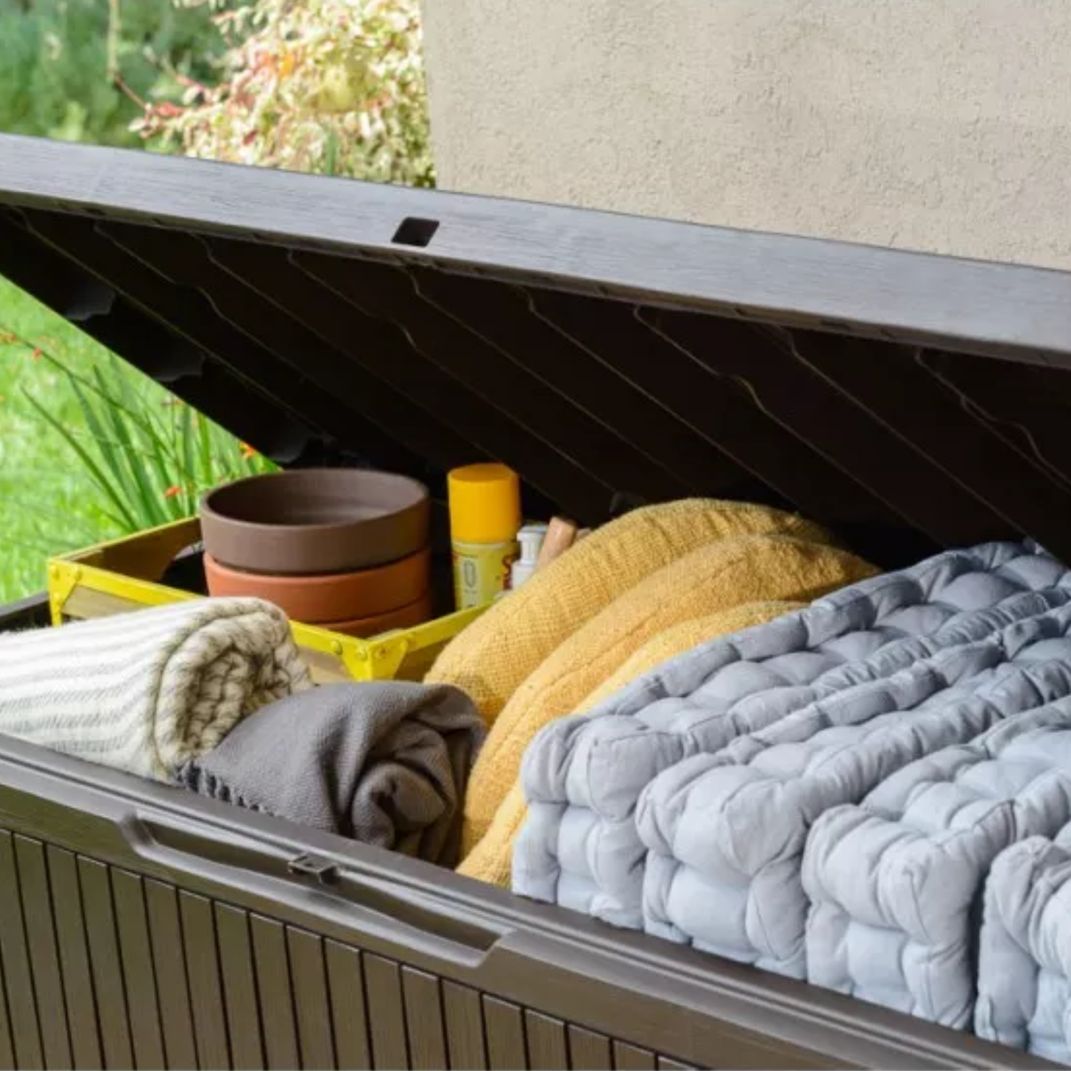 Cassapanca con ruote in resina multiuso  "Coral" cm 123x53,5 57h