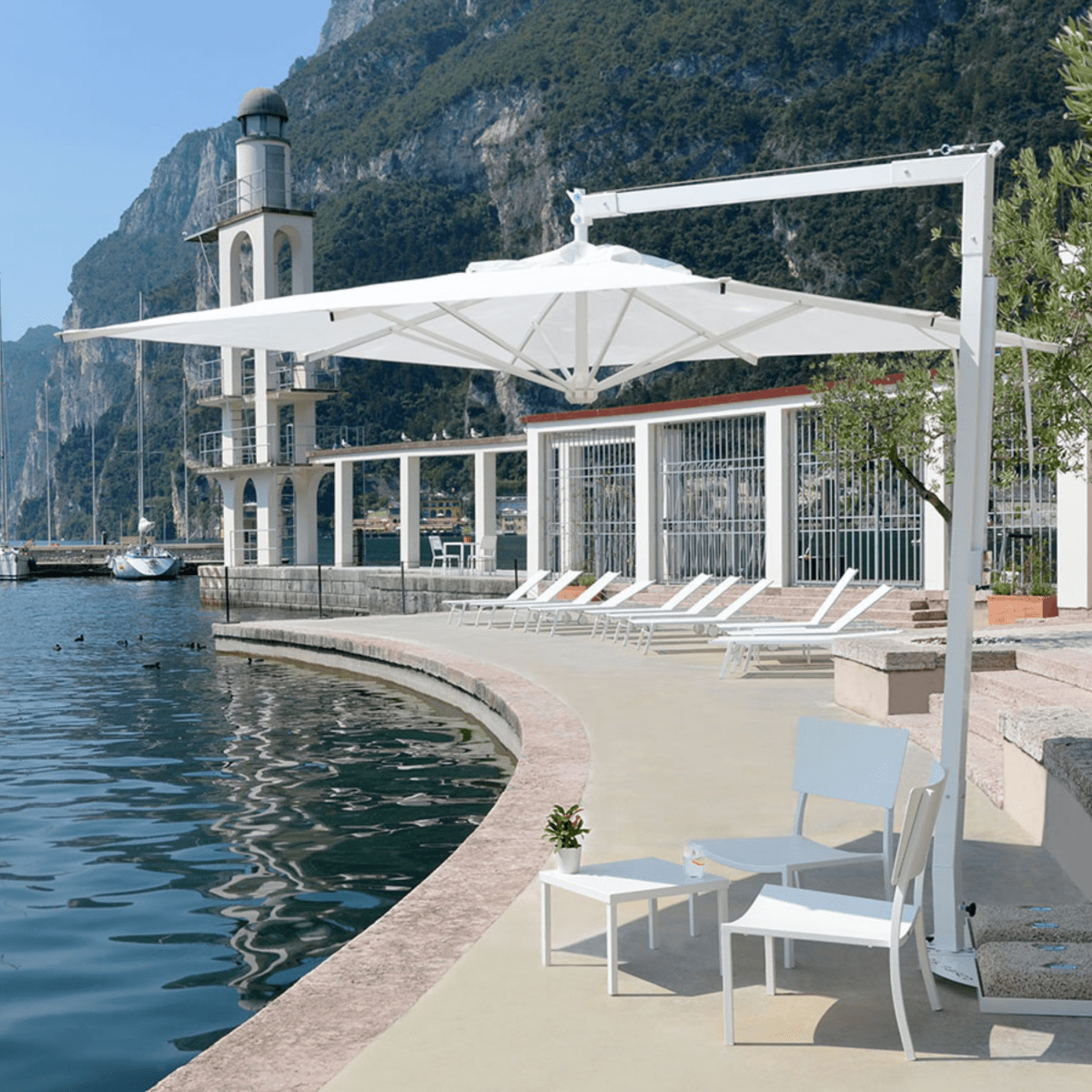 Ombrellone moderno da giardino bianco "Diffusion Classic" fisso e palo laterale girevole - MondoViro