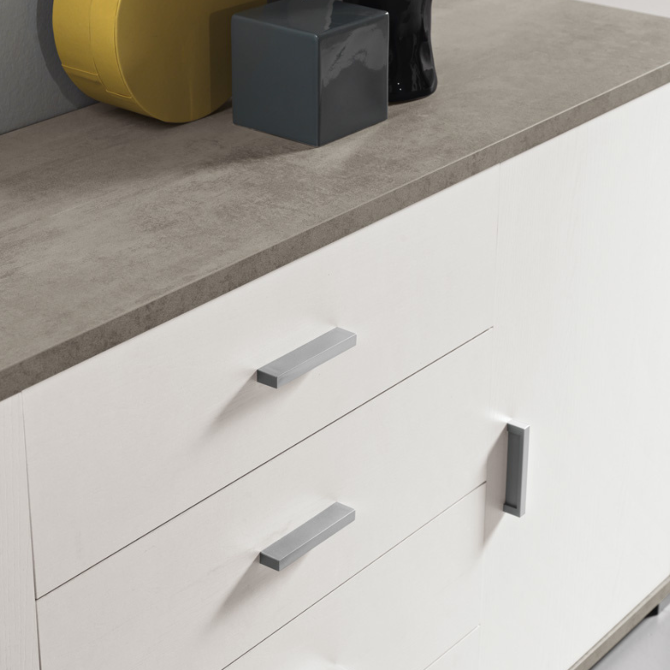 Madia moderna 2 ante 4 cassetti "Tessa" in legno cm 174x41 h 84