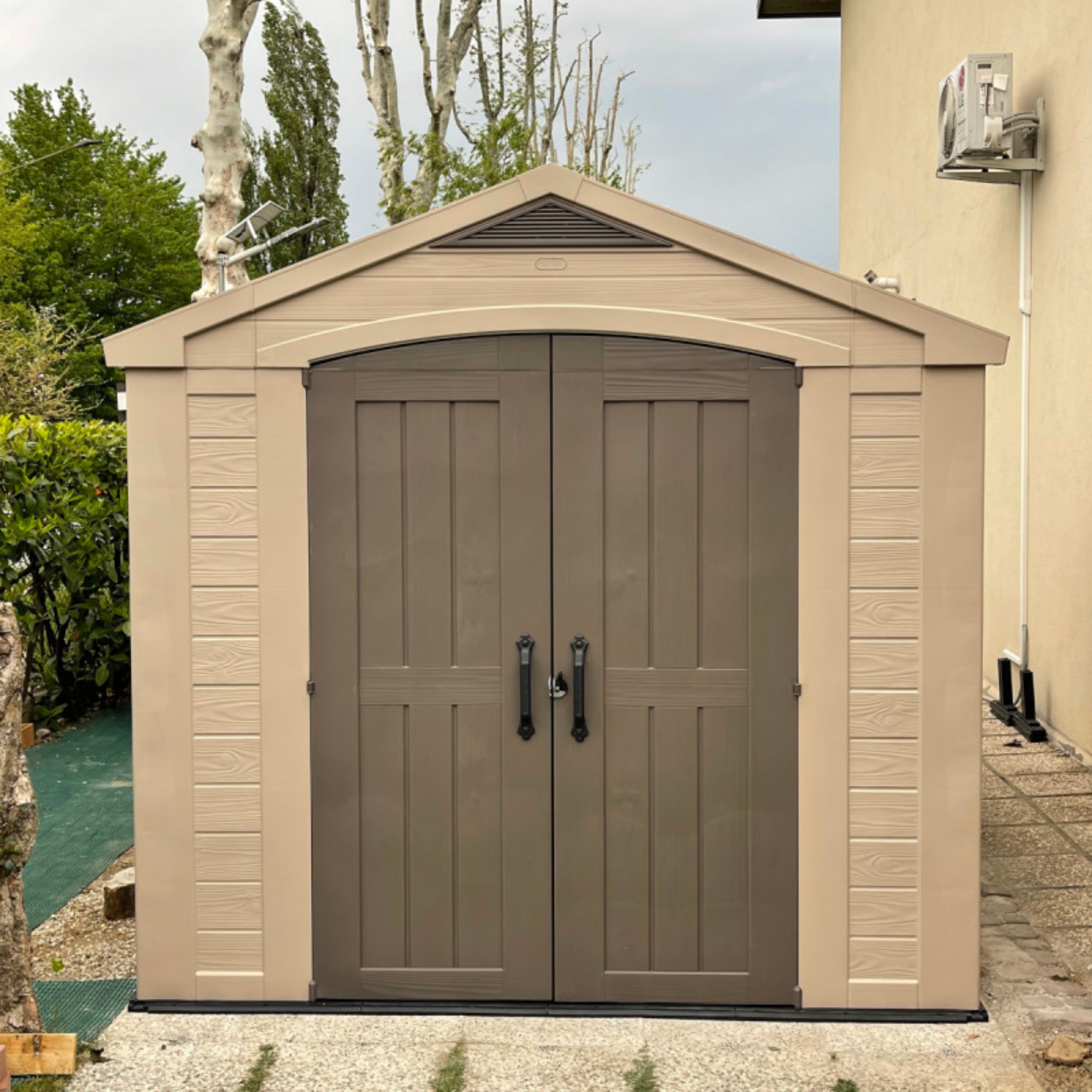 Casetta da giardino in resina "Sunrise" con pavimento e mensole interne