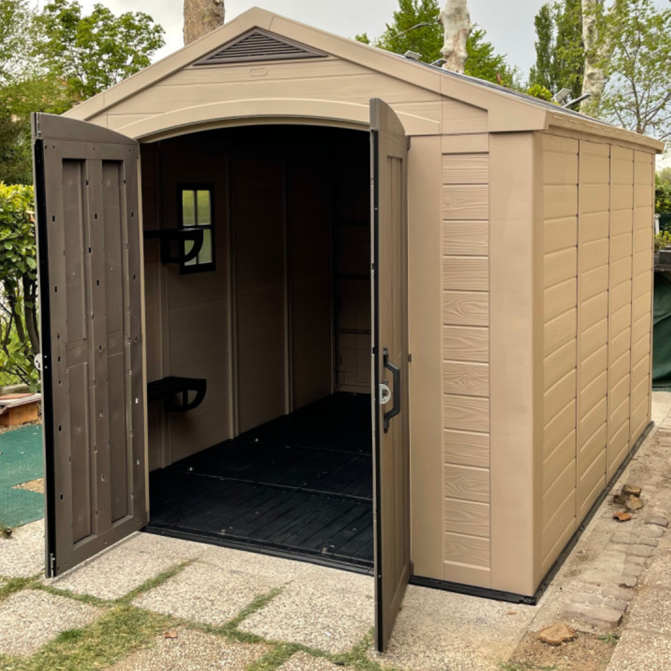 Casetta da giardino in resina "Sunrise" con pavimento e mensole interne