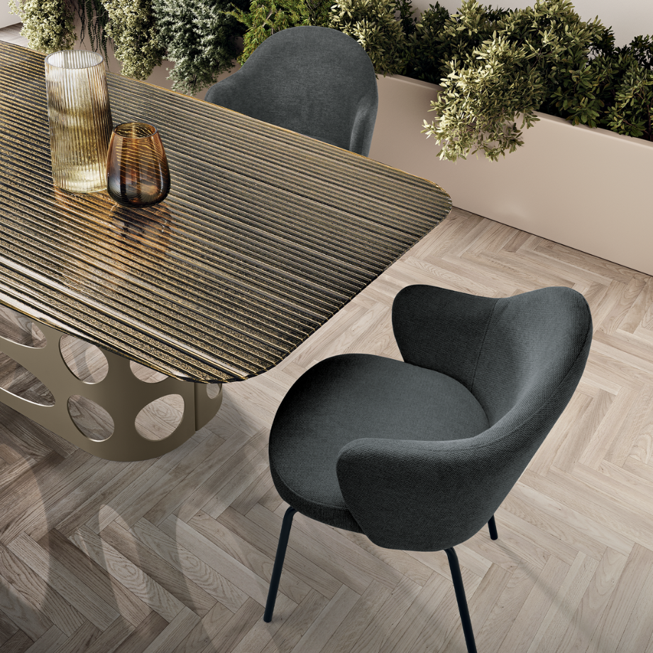 Tavolo fisso da pranzo "Master" con piano in vetro rigato retroargentato e base in metallo con trafori cm 210x110 75h