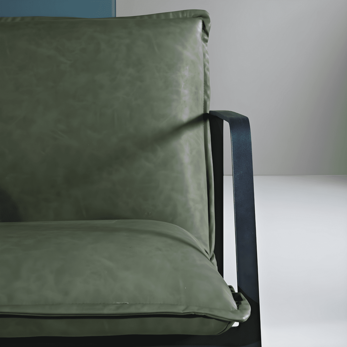 Poltrona in ecopelle "Ego" con struttura in metallo verniciato cm 68x65 78h - MondoViro