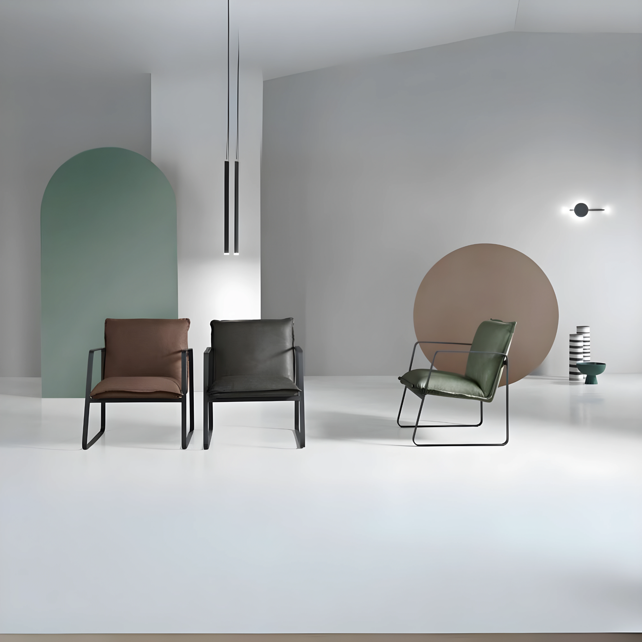 Poltrona in ecopelle "Ego" con struttura in metallo verniciato cm 68x65 78h