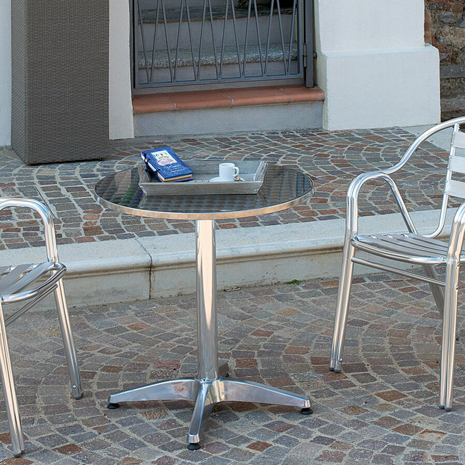 Set da bar Alu in metallo tavolo alto o basso tondo quadrato poltrona e sgabello