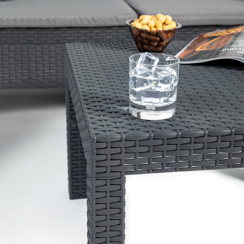 Salotto per esterno Penelope in resina divano poltrone e tavolino da giardino